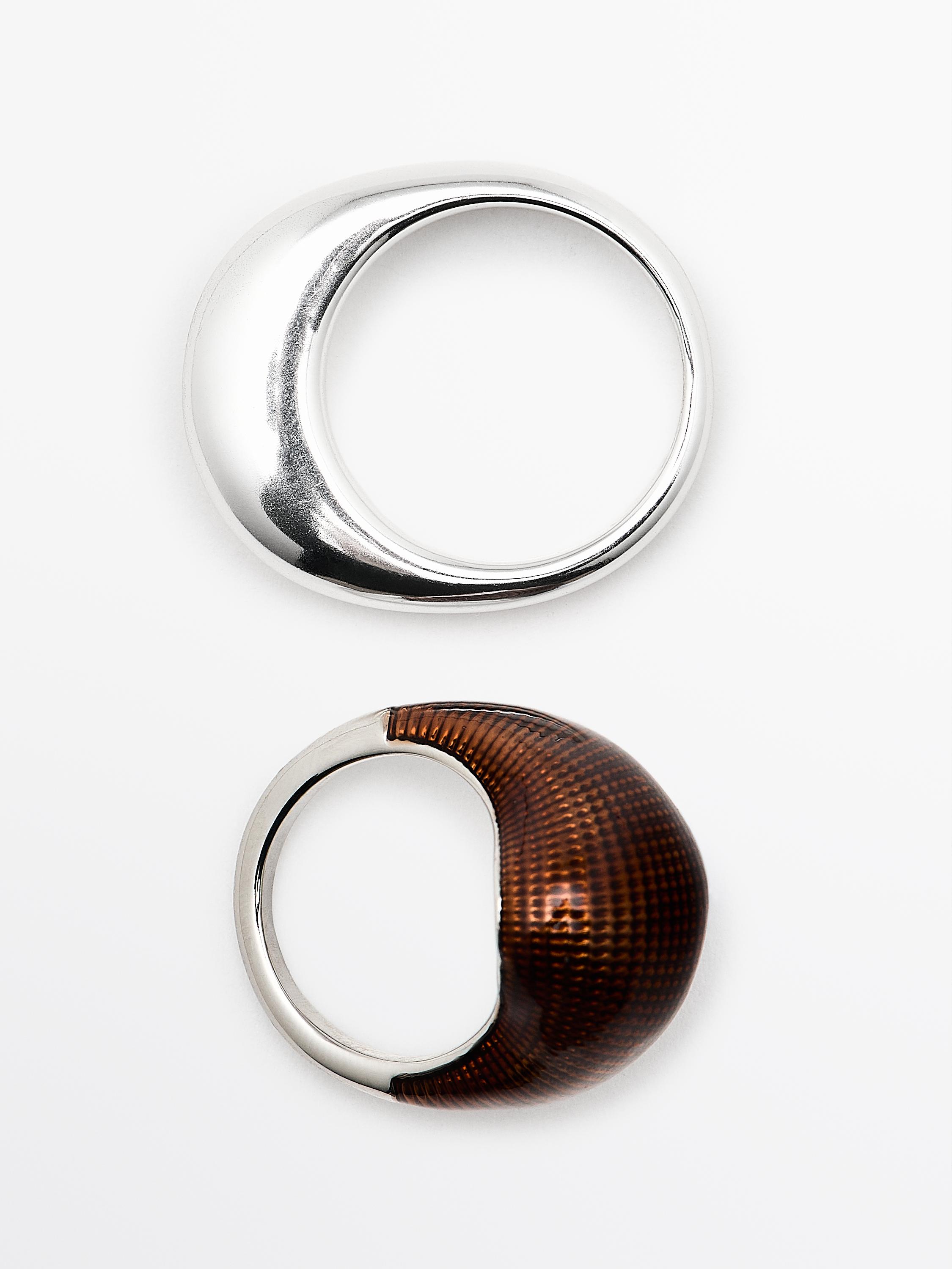Set of textured enamelled rings