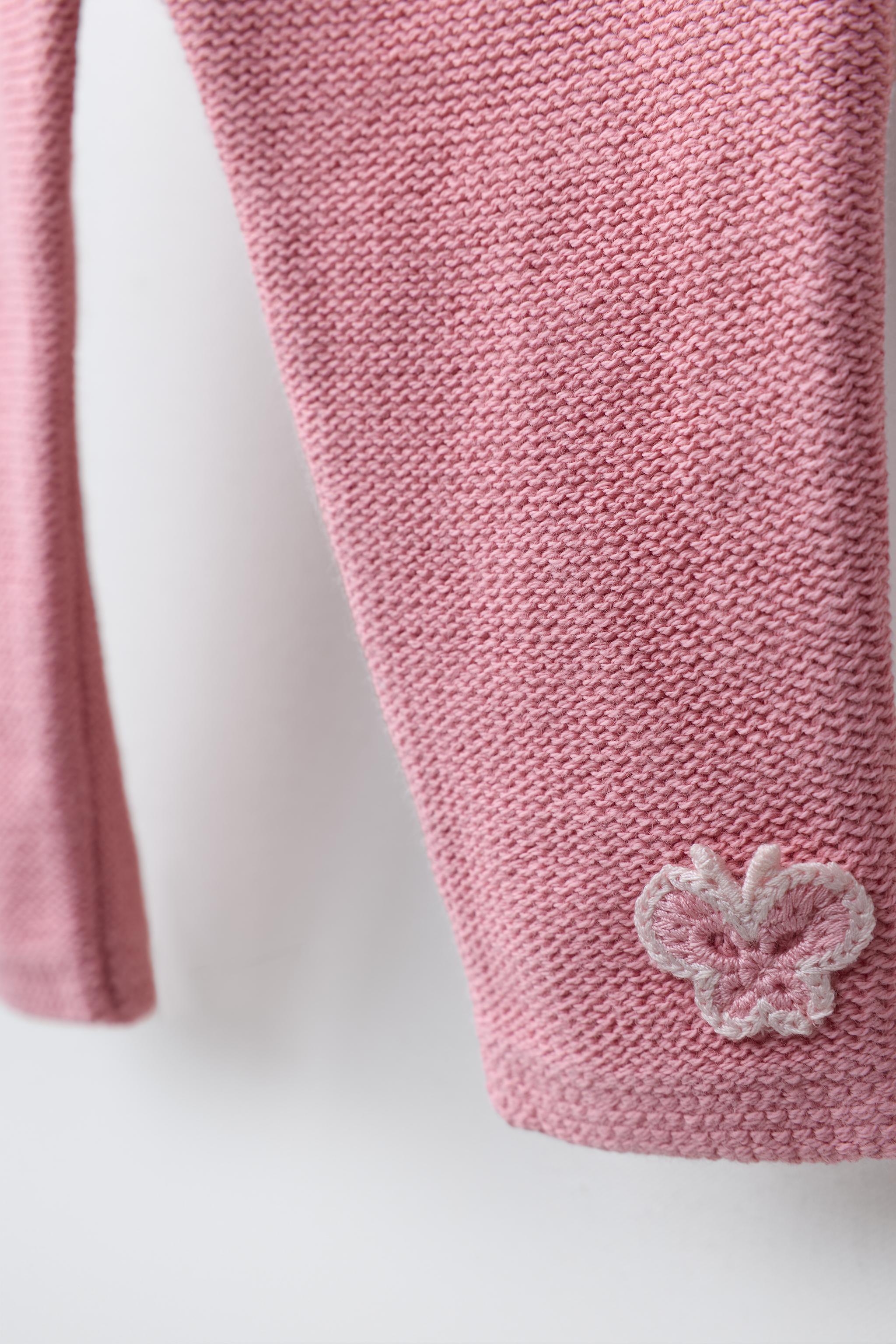 PANTALON EN MAILLE AVEC DÉCOR PAPILLON