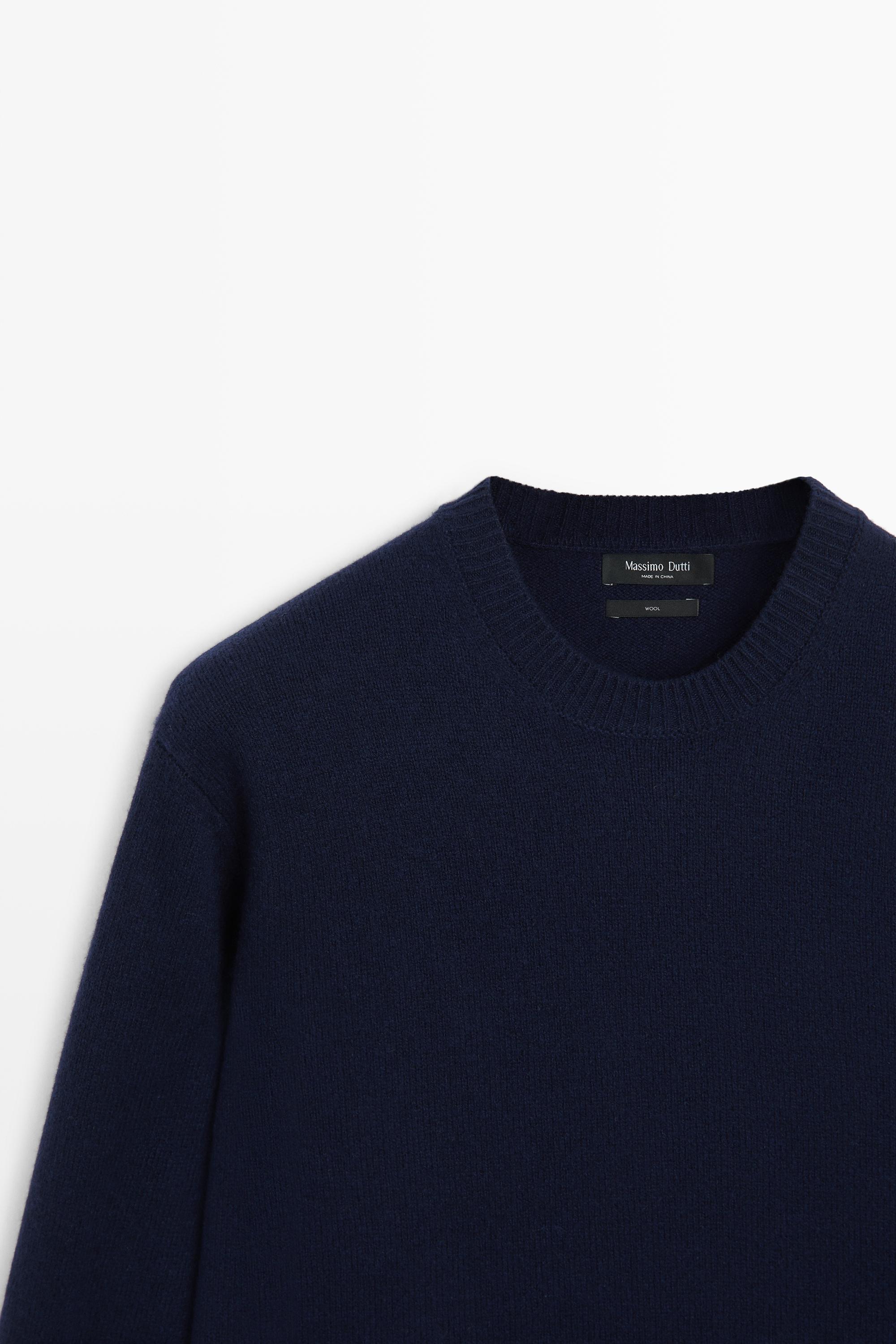 100% wool knit sweater with round neck