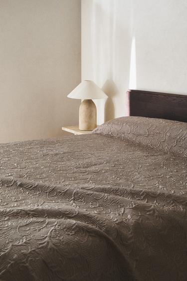 لحاف مبطن بتصميم بارز - بني/ توبو الخاص بـ Zara