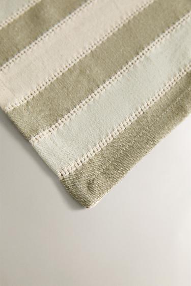 LOT DE SERVIETTES DE TABLE RAYURES ET DENTELLES (LOT DE 2) - VERDÂTRE de Zara - Image 2