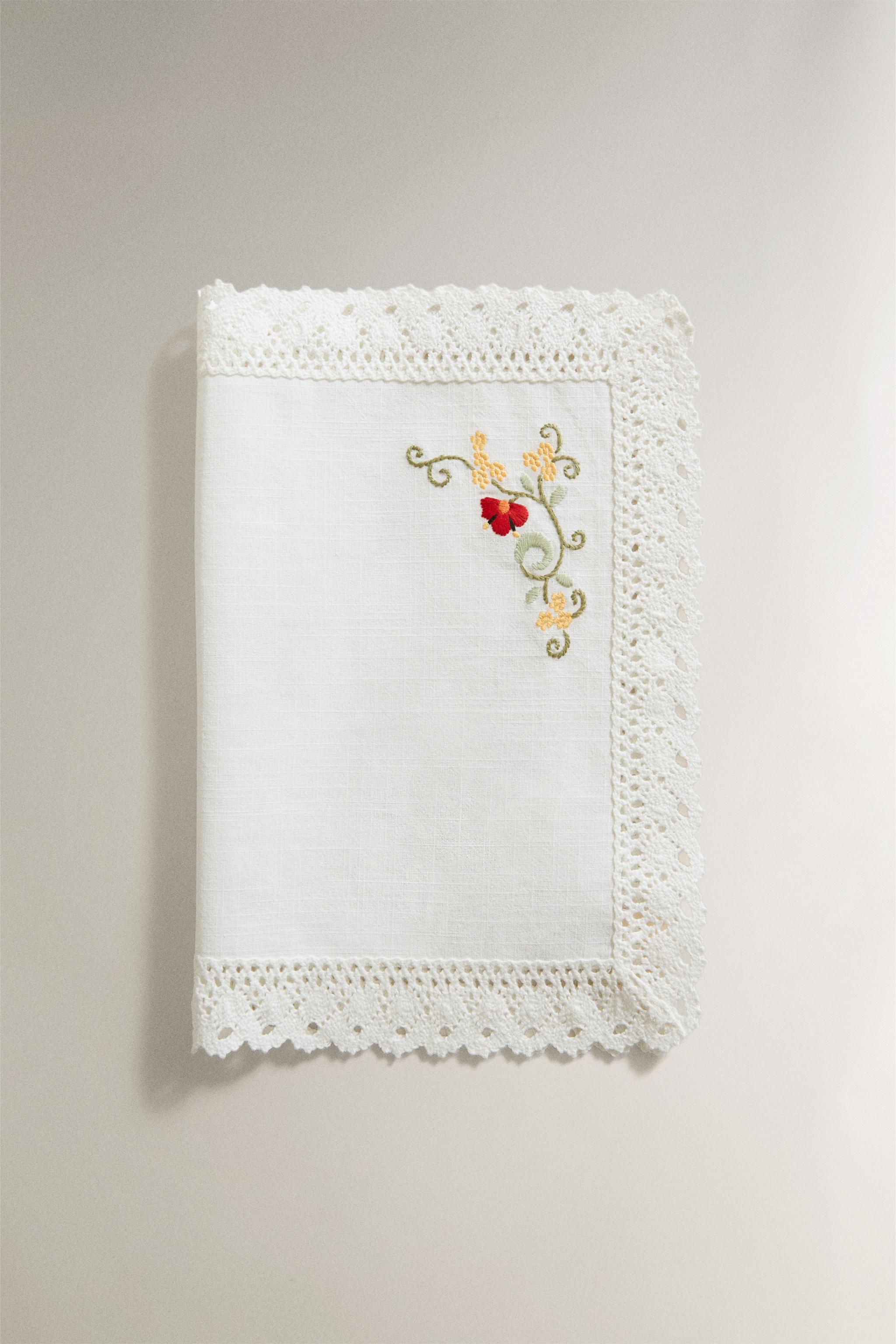 COTTON FLORAL PLACEMAT — White