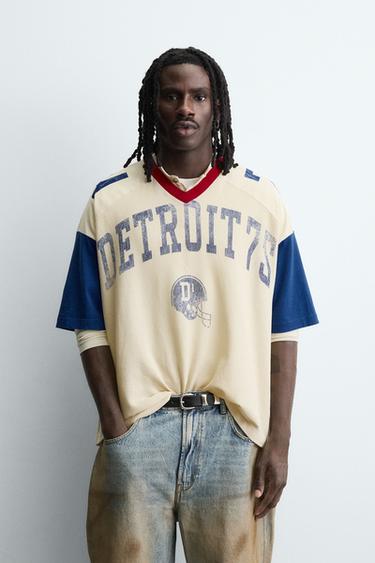 تيشرت RETRO VARSITY - خَام الخاص بـ Zara