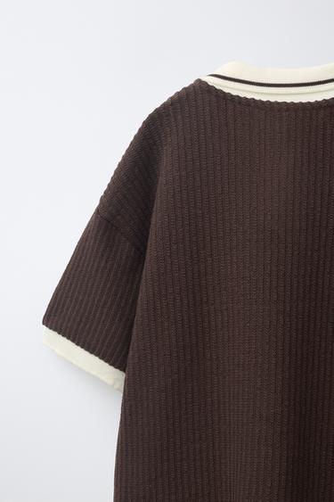 POLO STRUCTURÉ À INSCRIPTION BRODÉE - Marron / Écru de Zara - Image 3