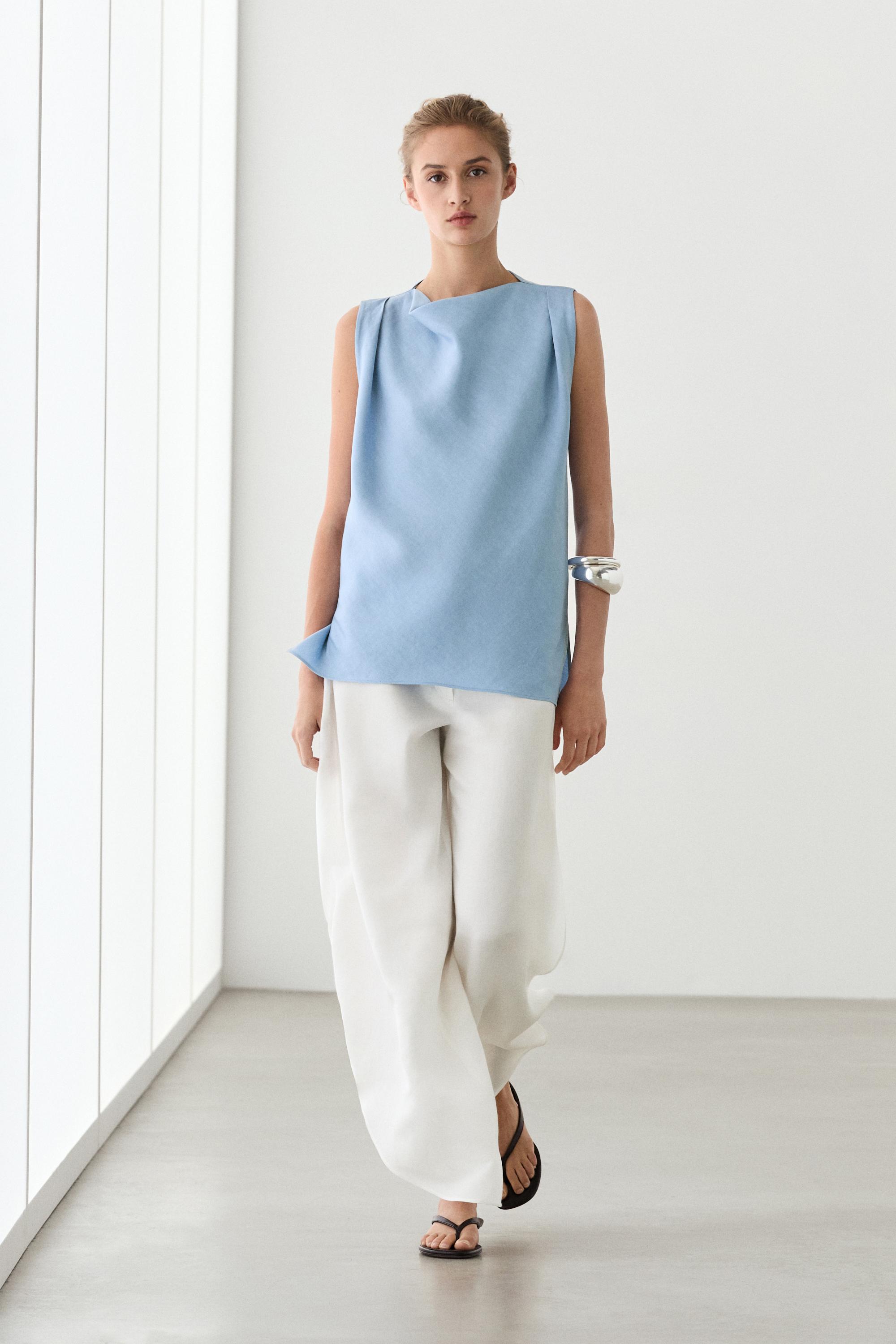 Flowing linen blend pleated top — Sky blue