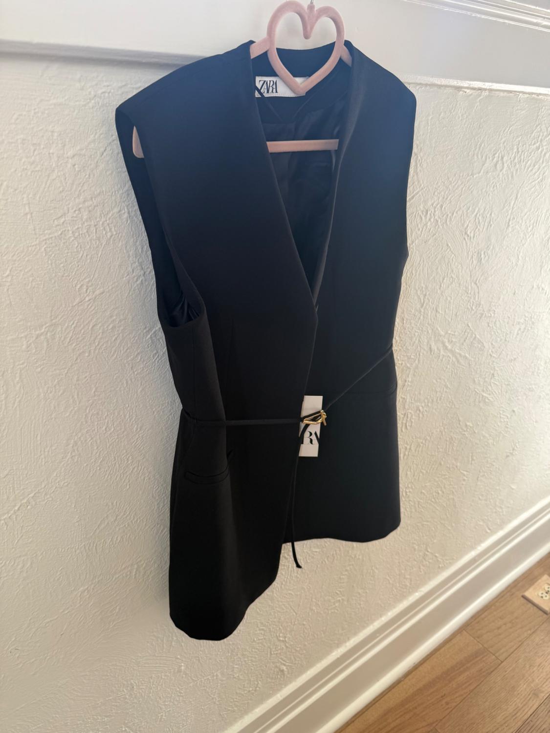 BLACK VEST WITH GOLD BELT - Image 9