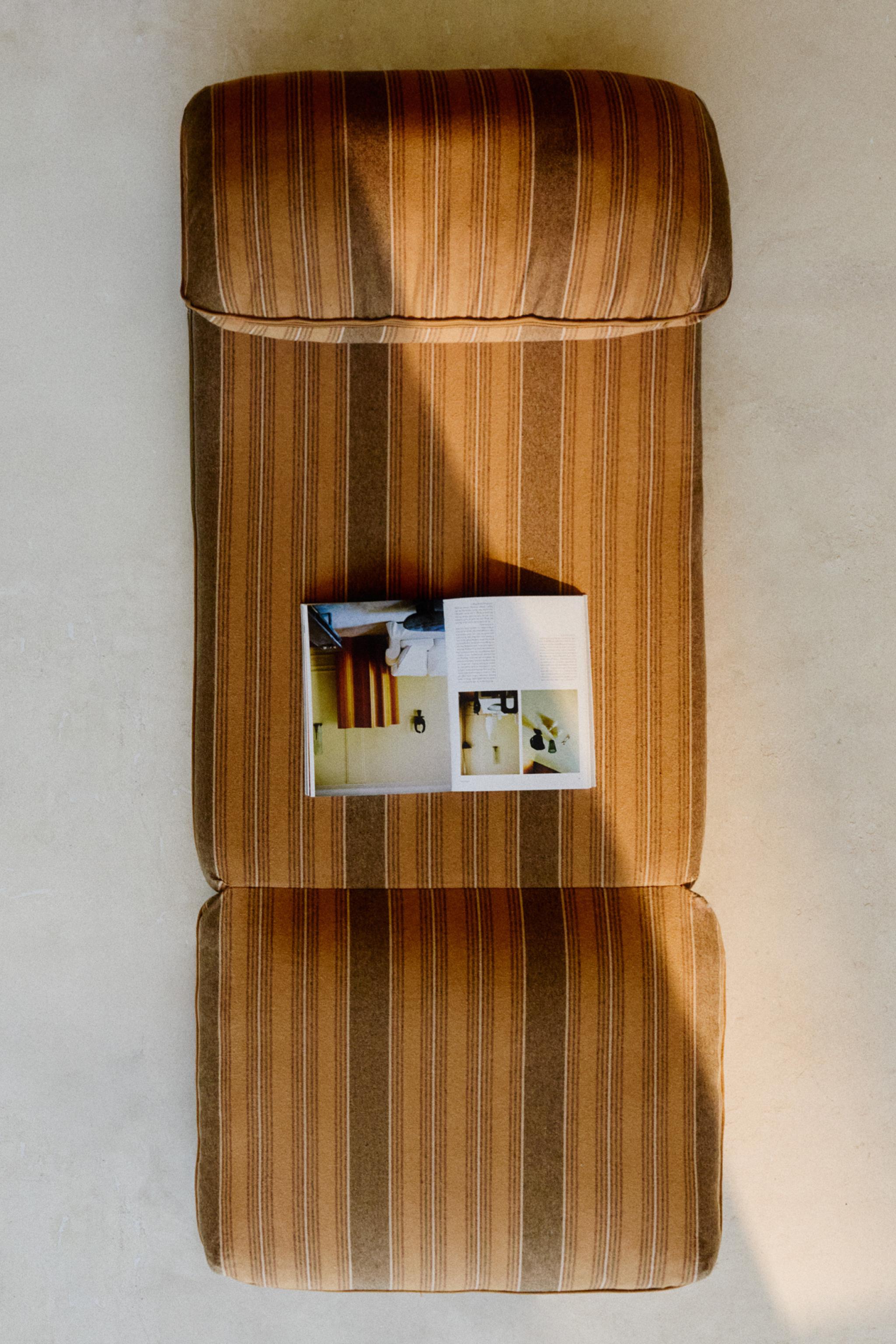 STRIPED FOLDABLE LOUNGE CHAIR