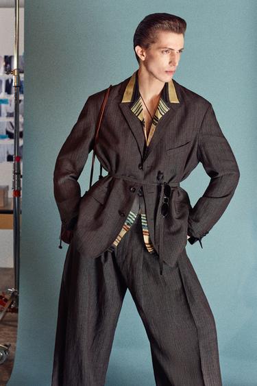 بليزر بدلة مخطط فيسكوز - كتان - بني داكن الخاص بـ Zara