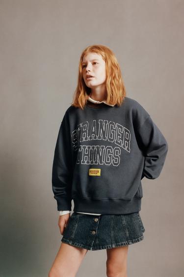 SUDADERA ESTAMPADO STRANGER THINGS ™/ © NETFLIX - Gris antracita de Zara