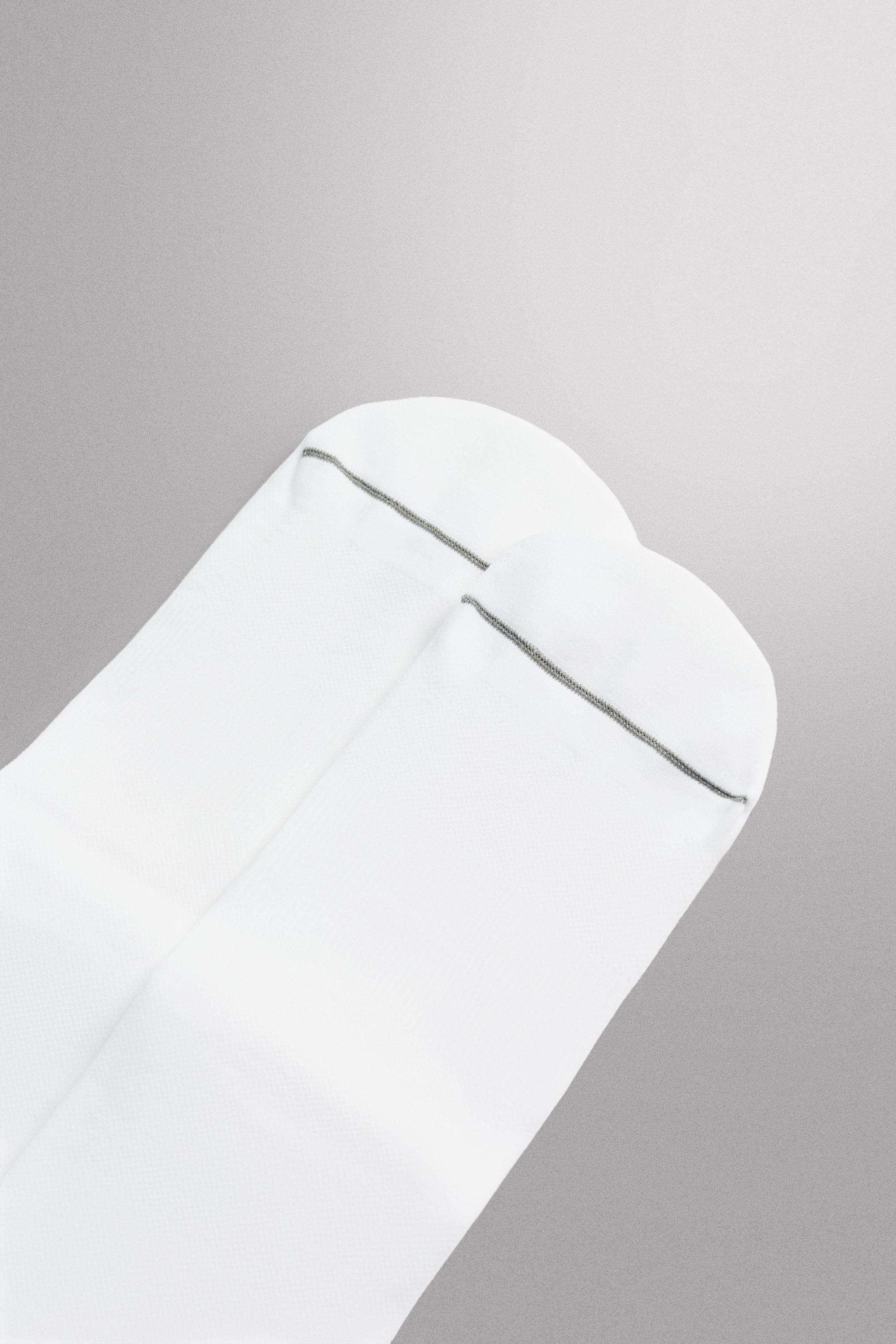 2-PACK OF TECHNICAL TRAINING SOCKS — White