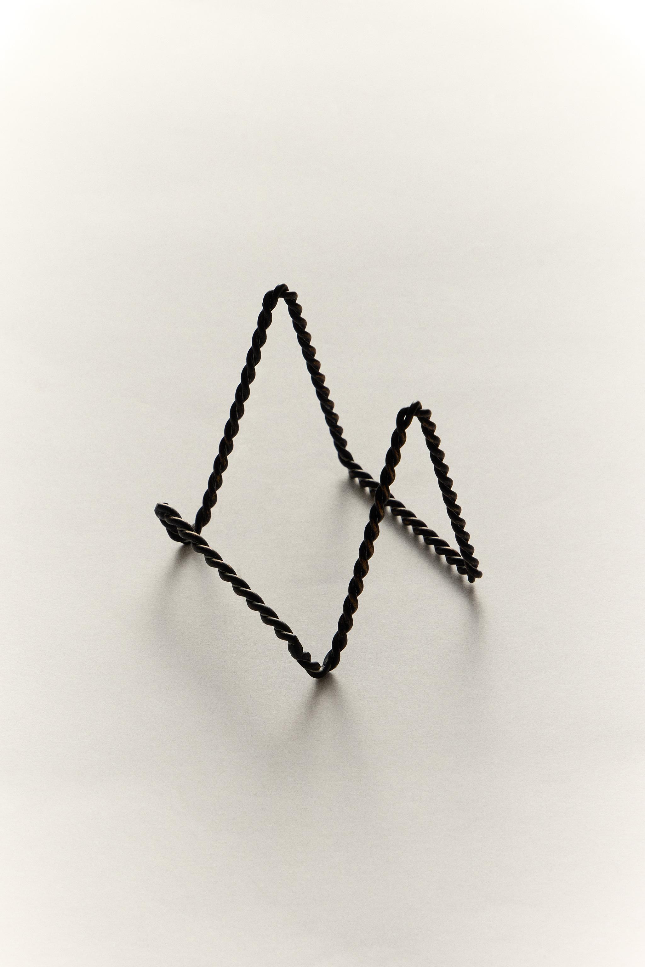 BRAIDED METAL DISPLAY