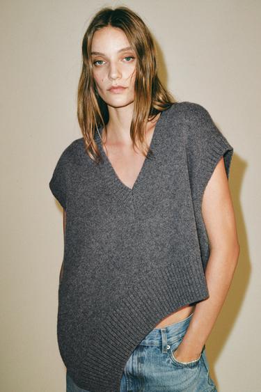 CHALECO CON LA BAIXO ASIMÉTRICO - Gris de Zara