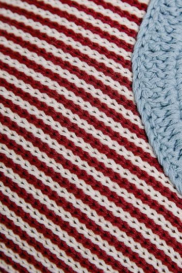 COUSSIN ENFANT BRODERIE LETTRE C - Rouge de Zara - Image 2