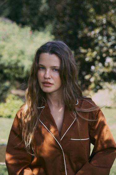 CHEMISE DE PYJAMA EN POPELINE AVEC CONTRASTE - Marron de Zara - Image 2