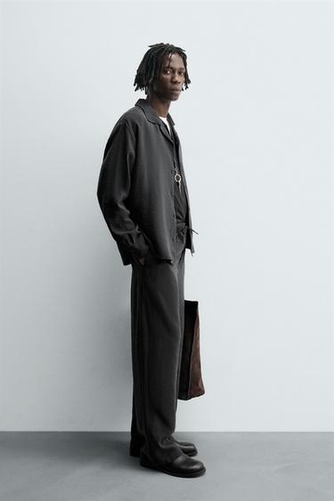 قميص منسدل RELAXED FIT - أسود الخاص بـ Zara