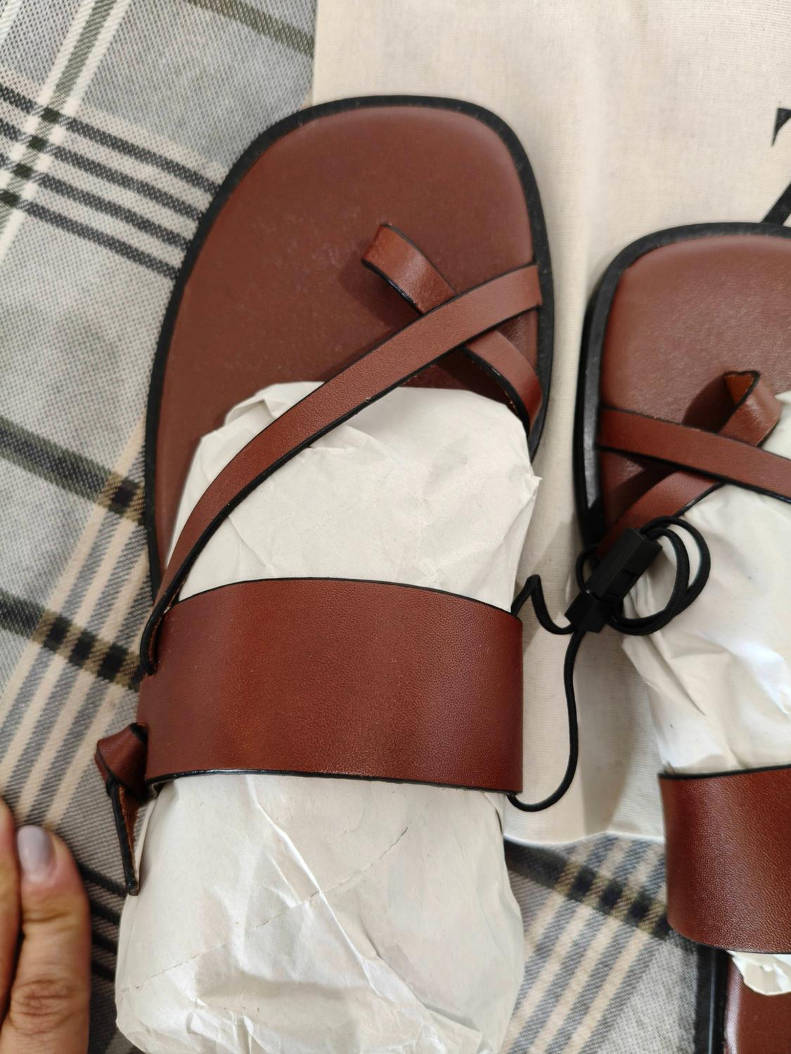 FLAT LEATHER STRAPPY SANDALS - Image 5