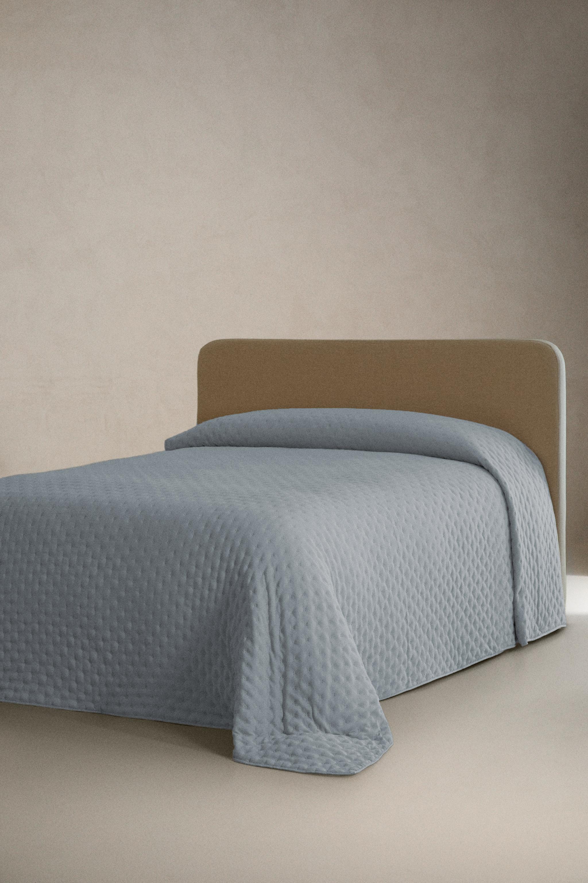QUILTED QUILT WITH DOTS