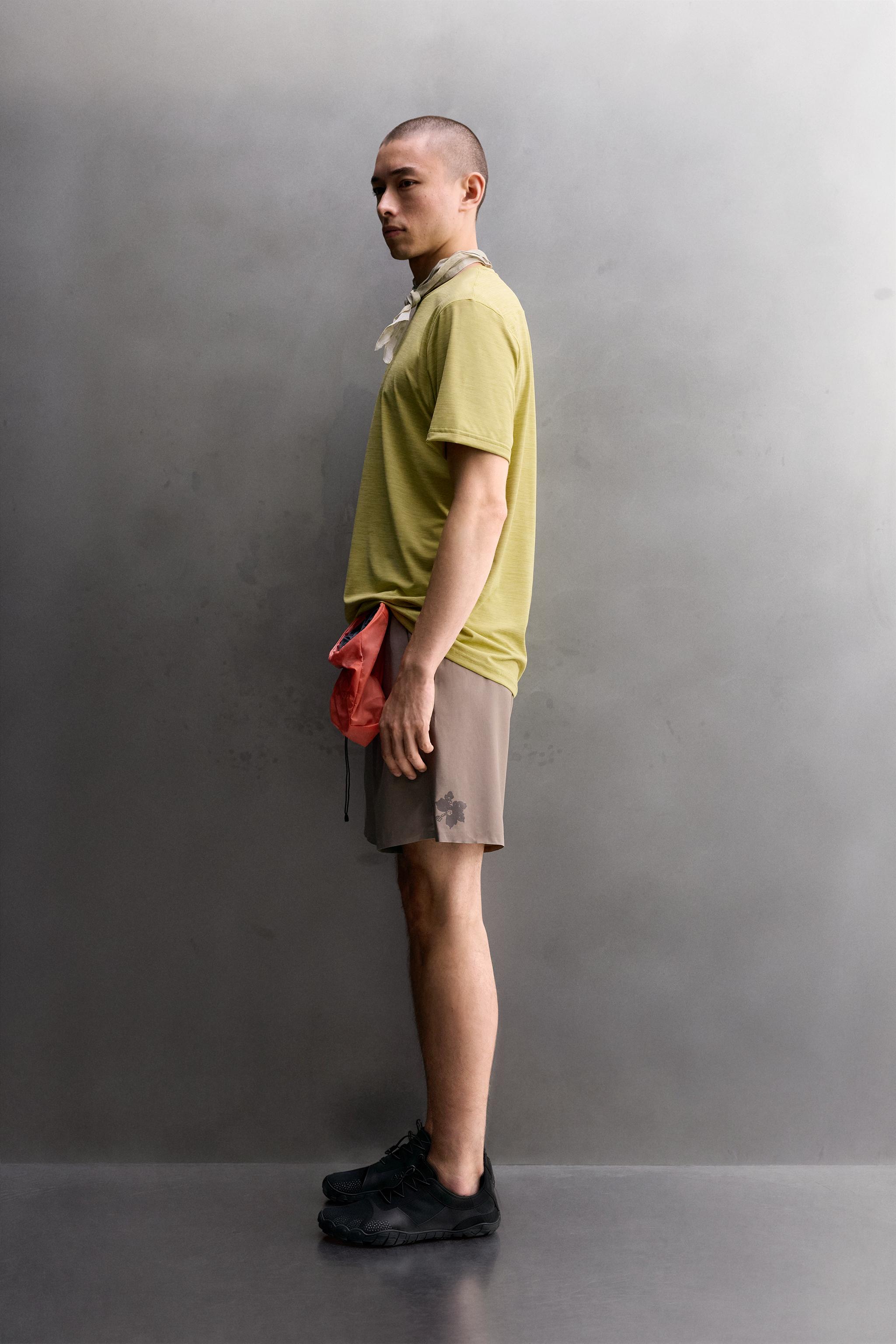 T-SHIRT TECHNIQUE JACQUARD À RAYURES