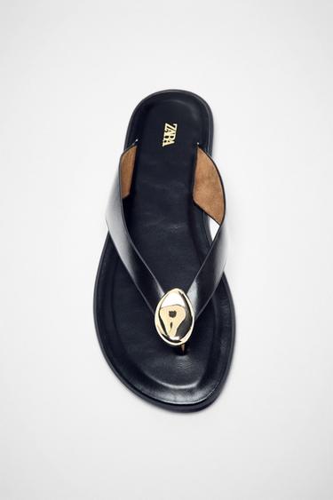 SANDALIA PLANA  ADORNO METÁLICO - Negro de Zara