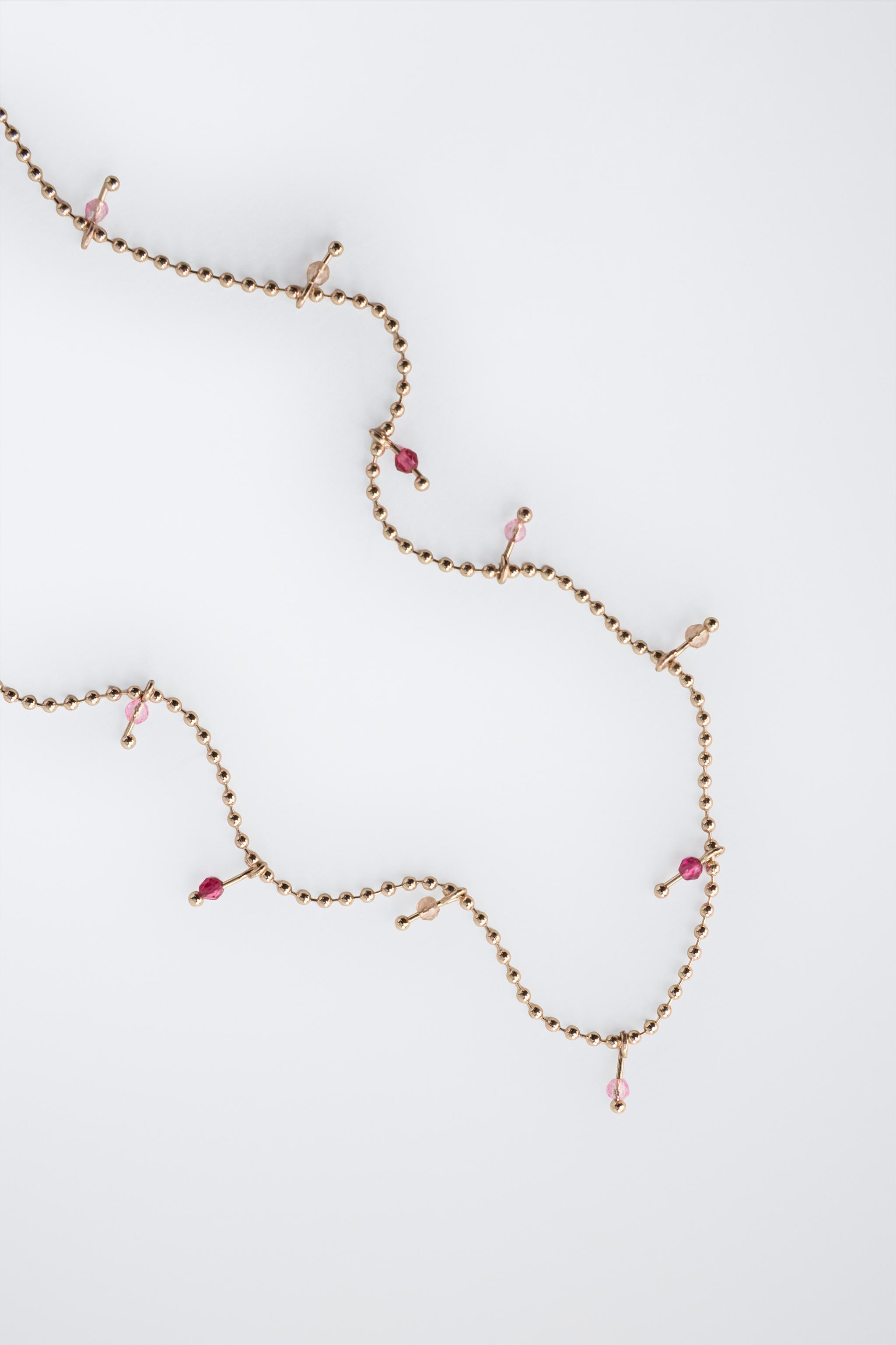 LOT DE DEUX COLLIERS AVEC PENDENTIF CROISSANT