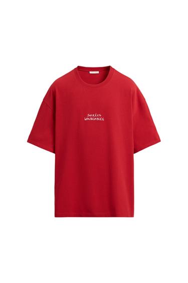 Red t-shirt with white text "SOIRÉES INOUBLIABLES" in the center. White background.