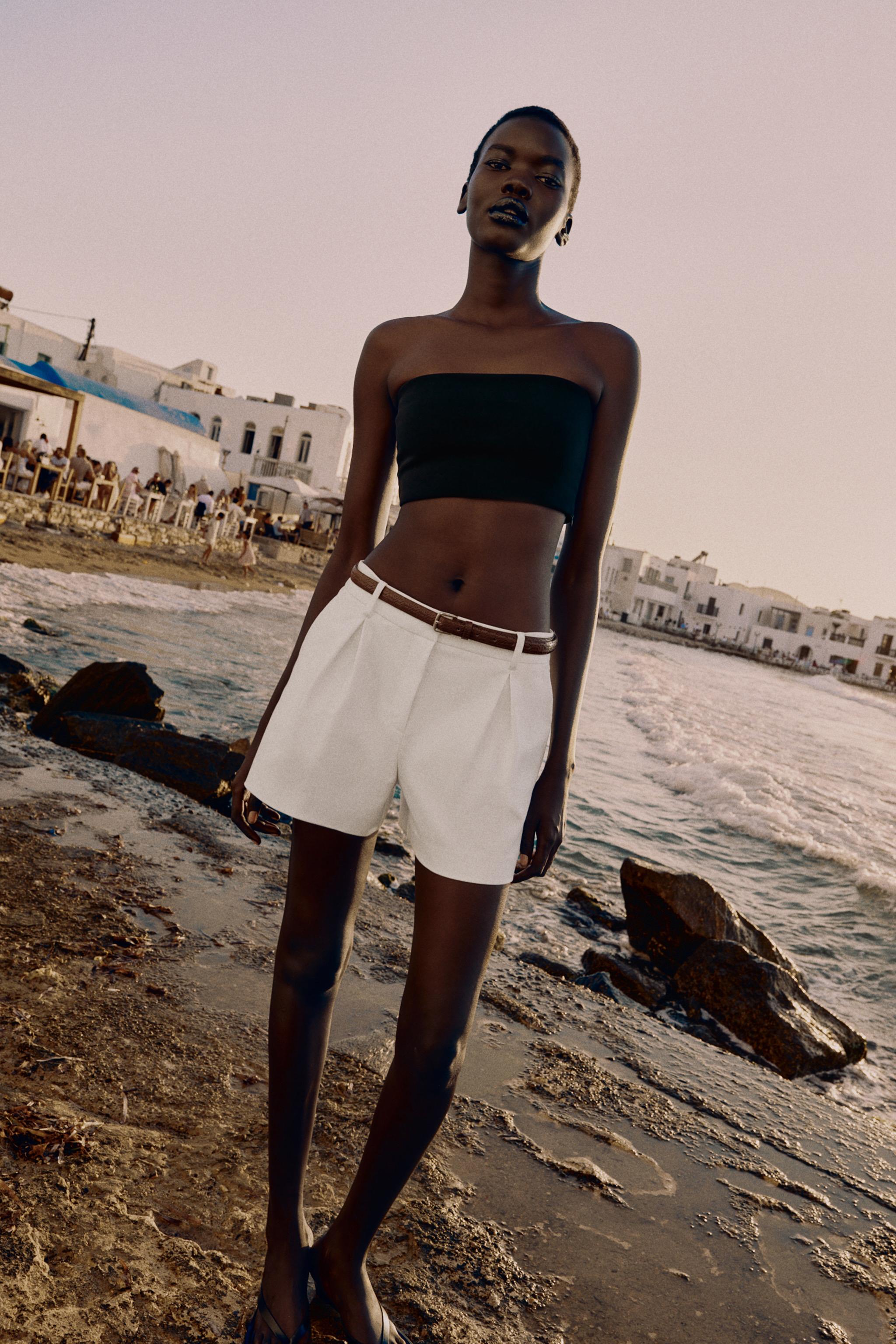 SHORT À PINCES ET CEINTURE