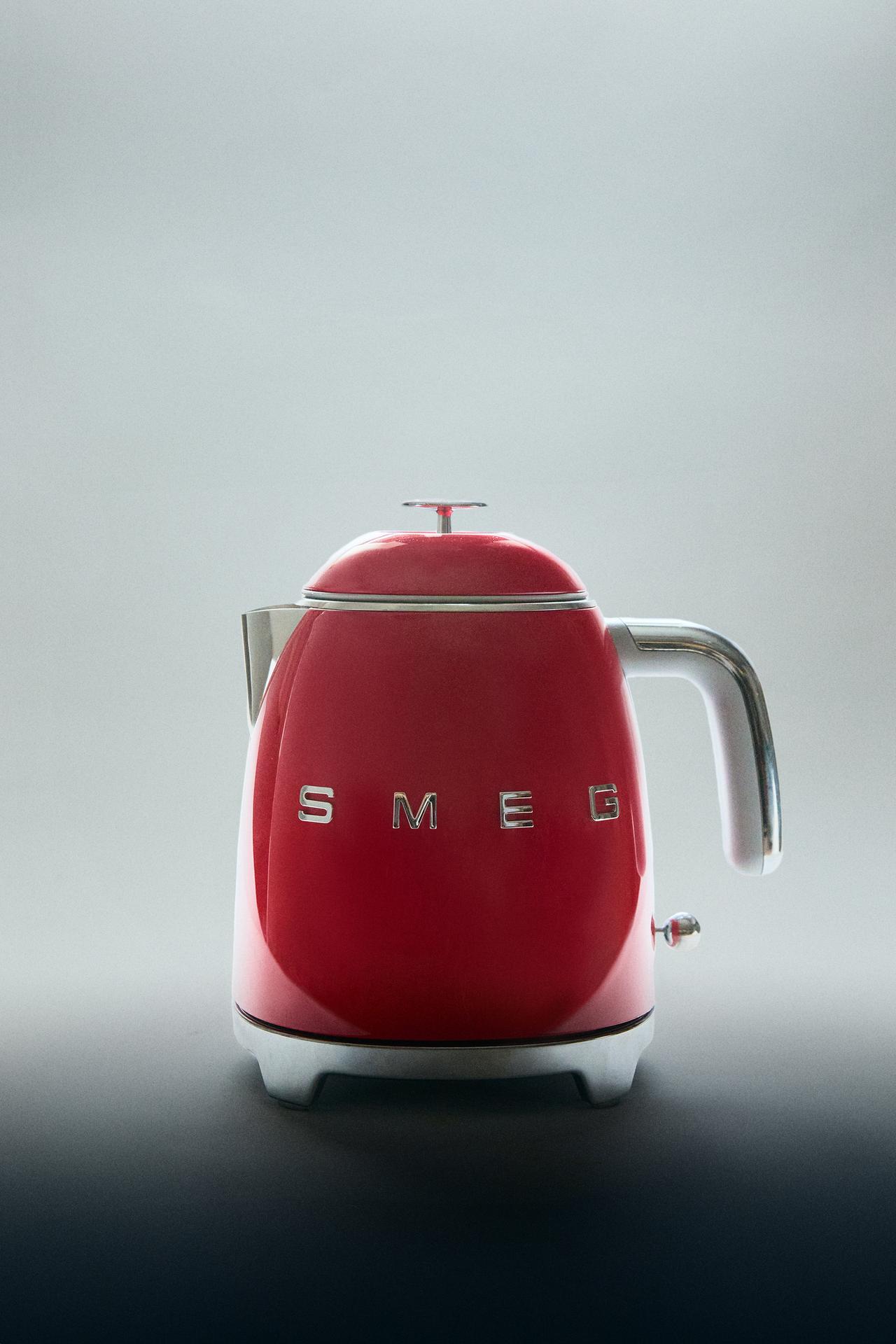 SMALL STEEL SMEG KETTLE — Red