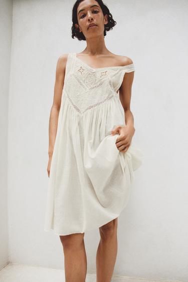 ROBE À PLIS ET BRODERIES FLORALES - Blanc cassé de Zara - Image 9