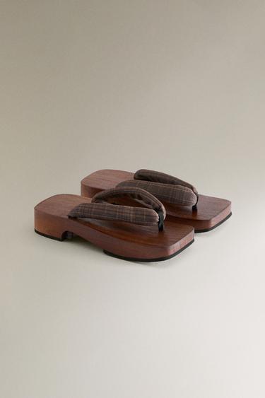 WOODEN SANDALS - Brown by Zara