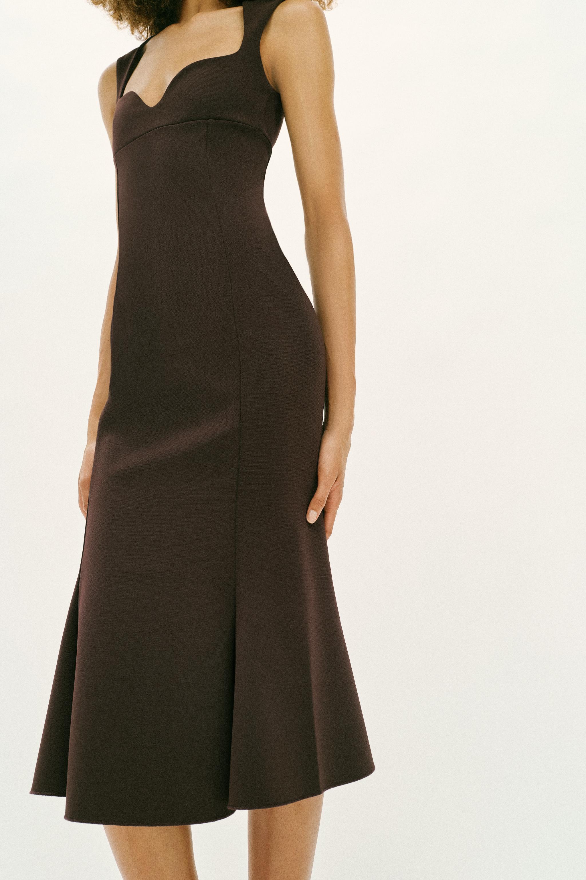ROBE DÉCOLLETÉ EN CŒUR