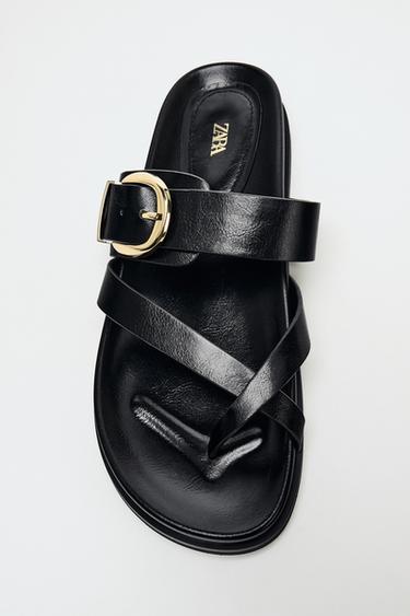 SANDALIA PLANA HEBILLAS - Negro de Zara