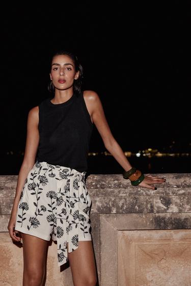 POPIERINIO MAIŠELIO FORMOS ŠORTAI SU SIUVINĖJIMU – Nebalintos drobės / juoda – „Zara“