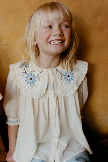 Zaras BRODERAD BLOMMIG SKJORTA MED BLUSKRAGE - Naturfärg