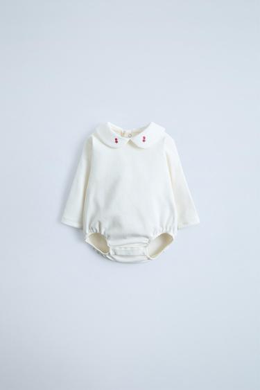 BODY CUELLO BOBO BORDADO FLORES - Blanco roto de Zara