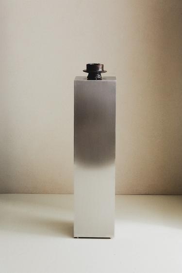 PEDESTAL AUS GEBÜRSTETEM EDELSTAHL | STUDIO MARY LENNOX - Stahlgrau von Zara