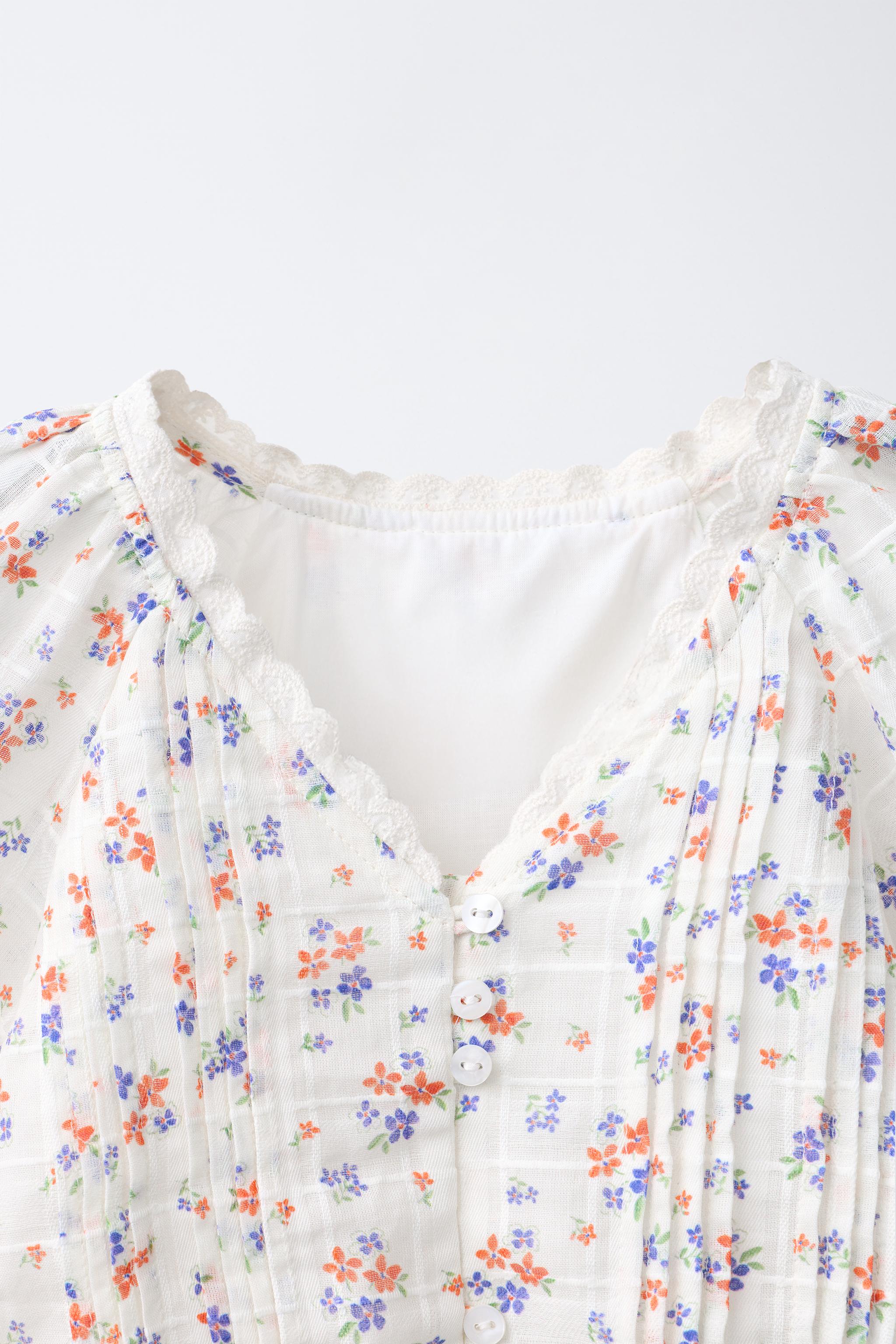 BLOUSE À FLEURS ET DENTELLE