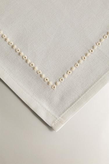 SET OF INSERTION NAPKINS WITH FLORAL EMBROIDERY (SET OF 2) - Ecru by Zara - Image 2