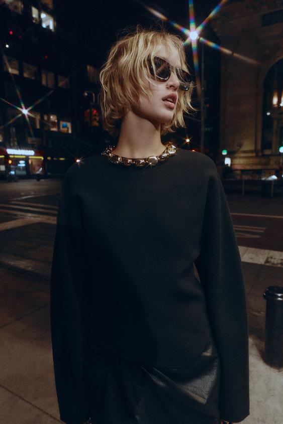 PULL EN MAILLE À BOULES AU COL