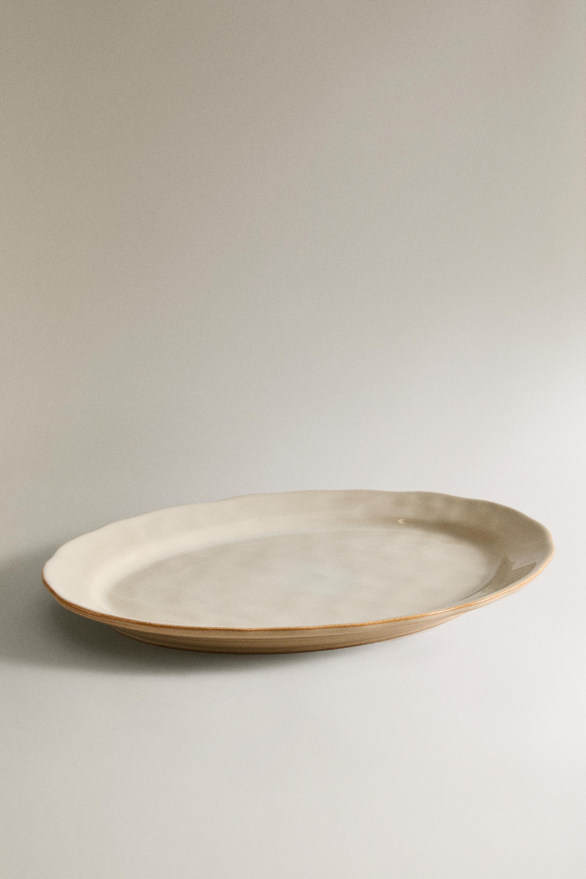 STONEWARE SERVING DISH WITH IRREGULAR EDGE — Cream