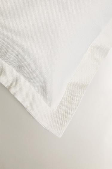HOUSSE DE COUSSIN PIQUÉ - Blanc cassé de Zara - Image 1