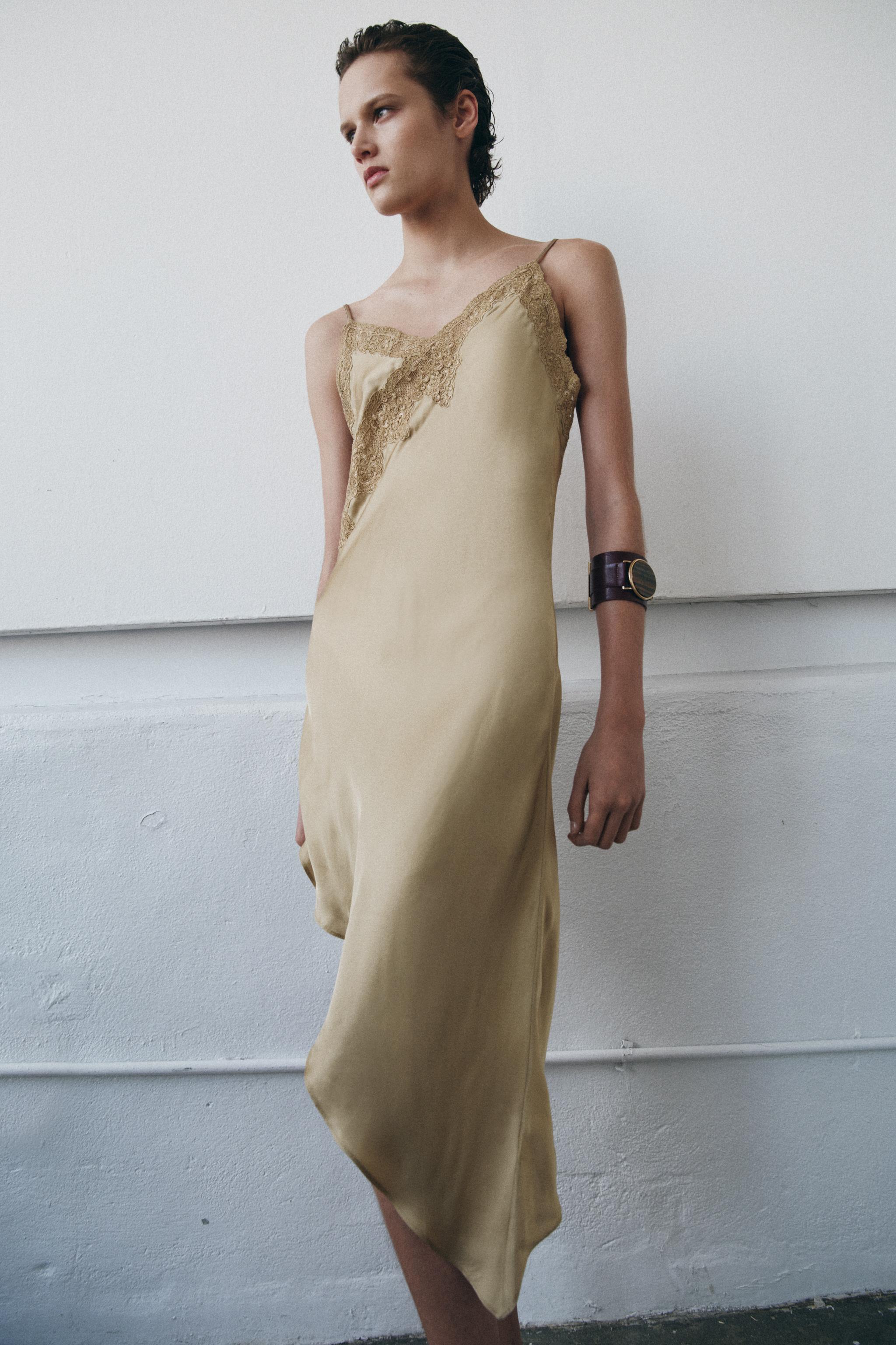 Vestido satinado asimetrico