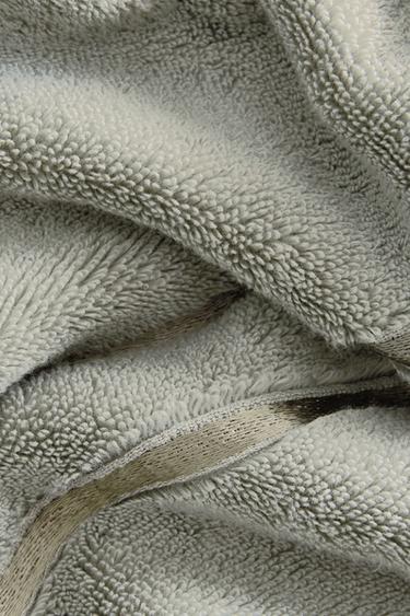 SERVIETTE DE BAIN AVEC LISERÉ À RAYURES - Vert moyen de Zara - Image 3
