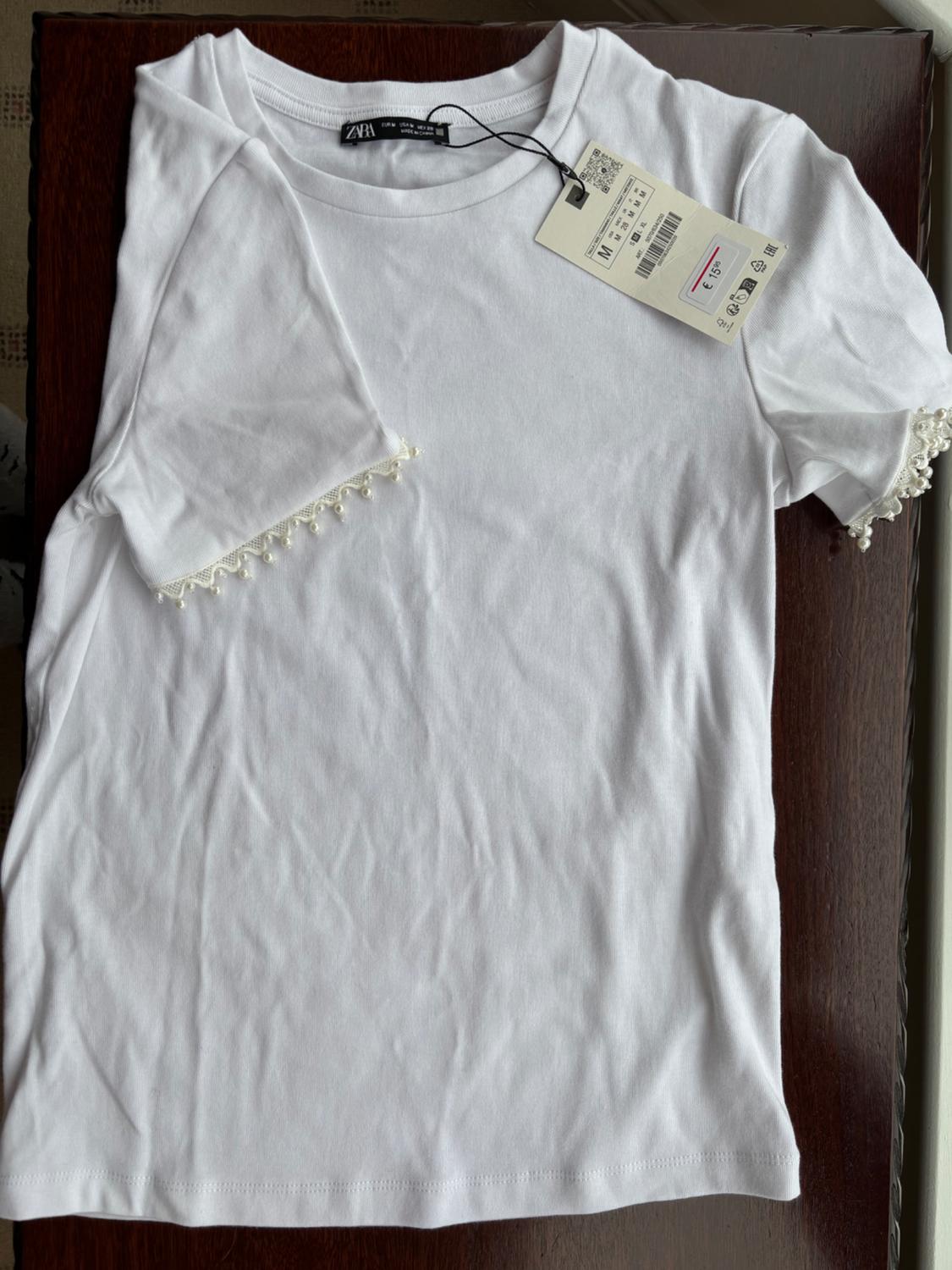 T-SHIRT WITH FAUX PEARLS SLEEVES