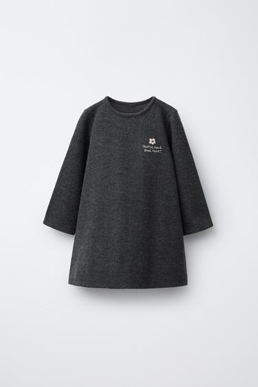 ПЛАТЬЕ SOFT TOUCH С ВЫШИТОЙ НАДПИСЬЮ — АНТРАЦИТОВО-СЕРЫЙ от Zara