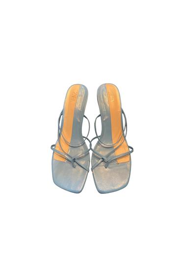 SANDALIAS DE TACÓN DE TIRAS CRUZADAS DE COLOR AZUL. ALTURA DEL TACÓN 7 CM