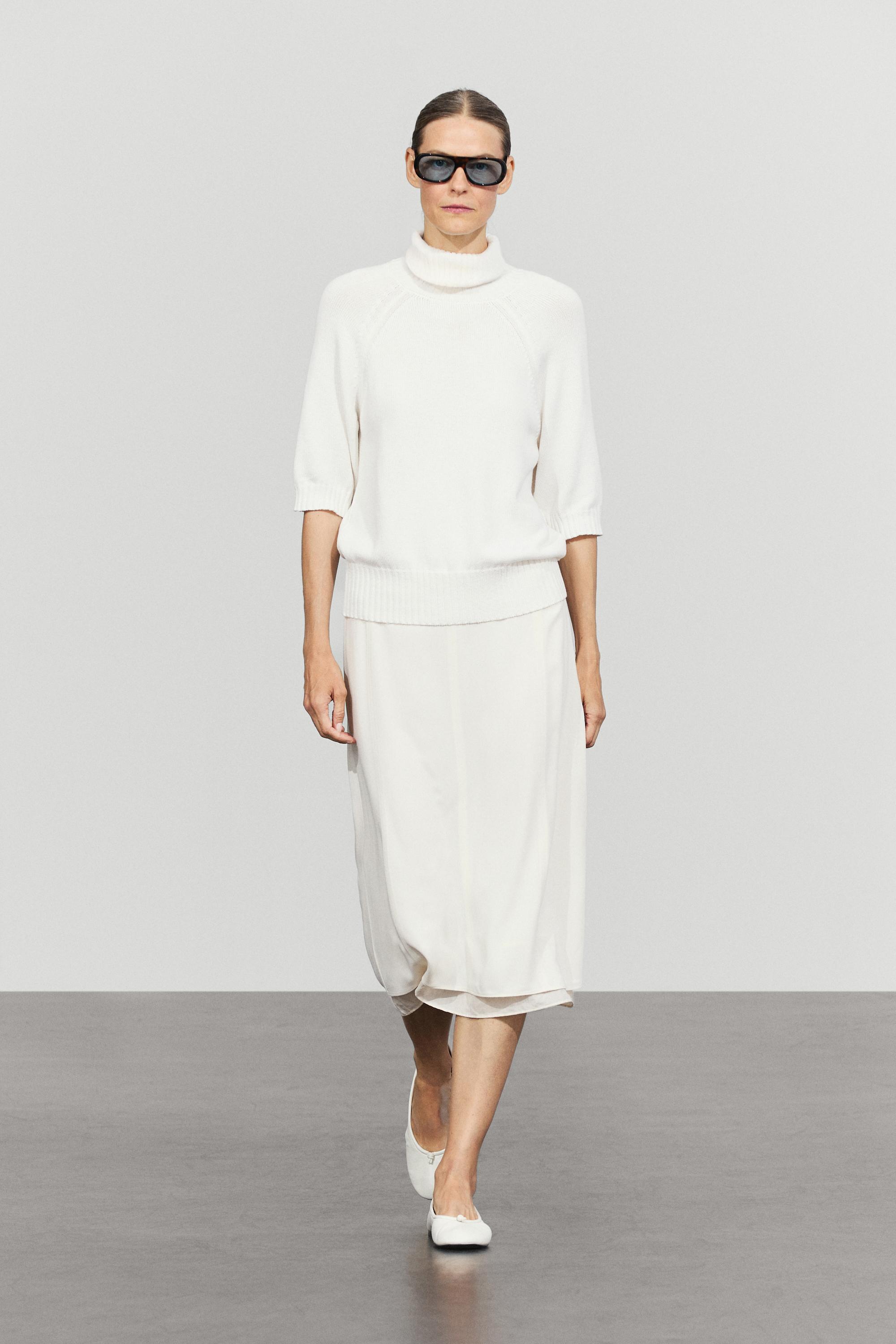 Turtleneck knit sweater — White