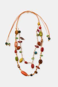 P�edn� pohled na dvojit� v�cebarevn� n�hrdeln�k s keramick�mi d�ly r�zn�ch tvar� a zap�n�n�m na zavazov�n�.