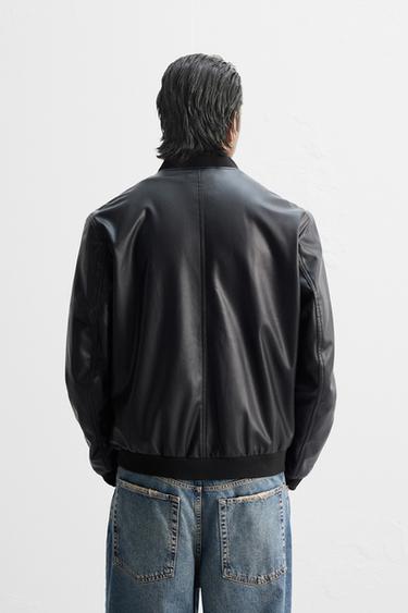 CAZADORA BOMBER EFECTO PIEL - Negro de Zara