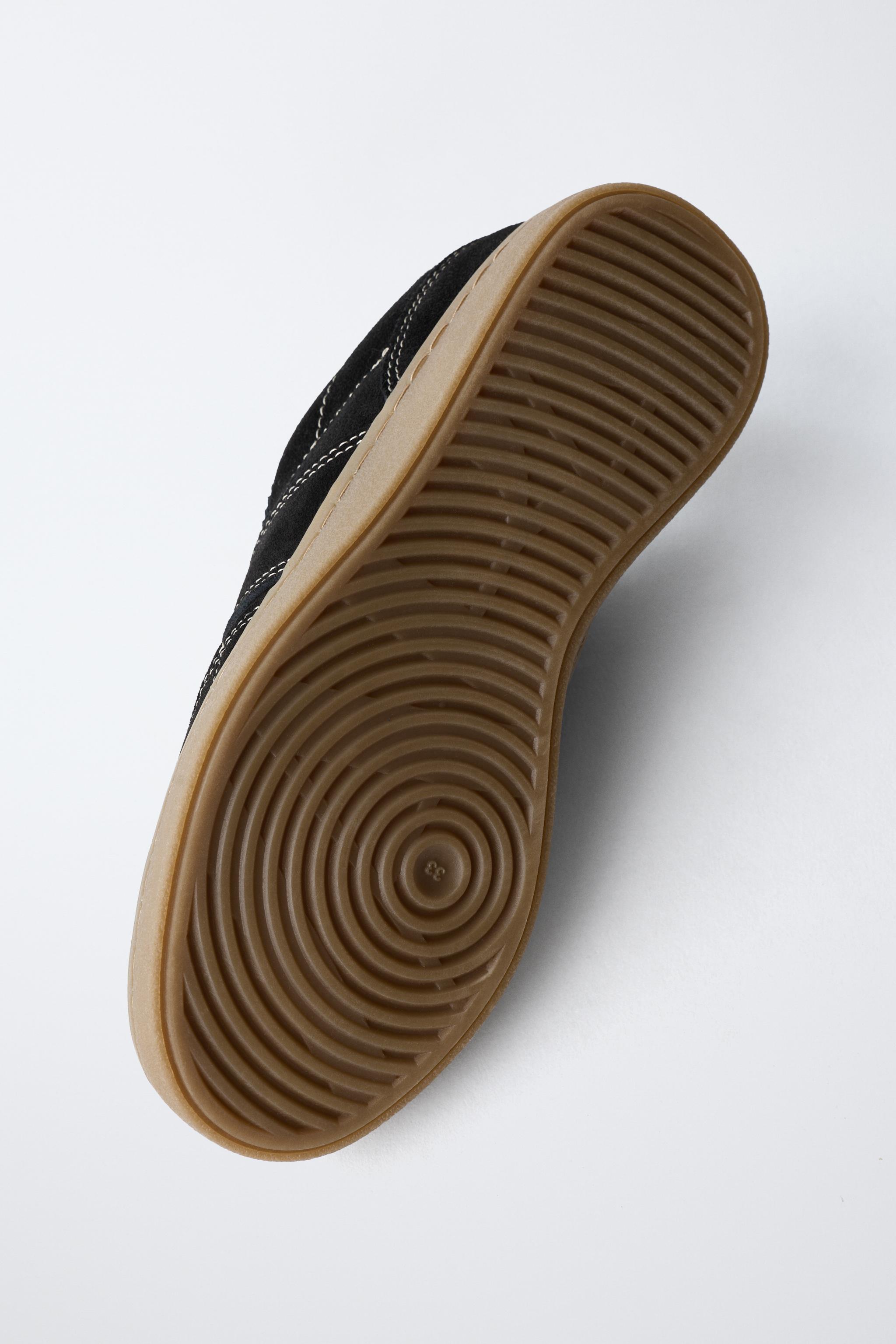 TENNIS OU BASKET AVEC DÉTAIL EN PEAU DE MOUTON