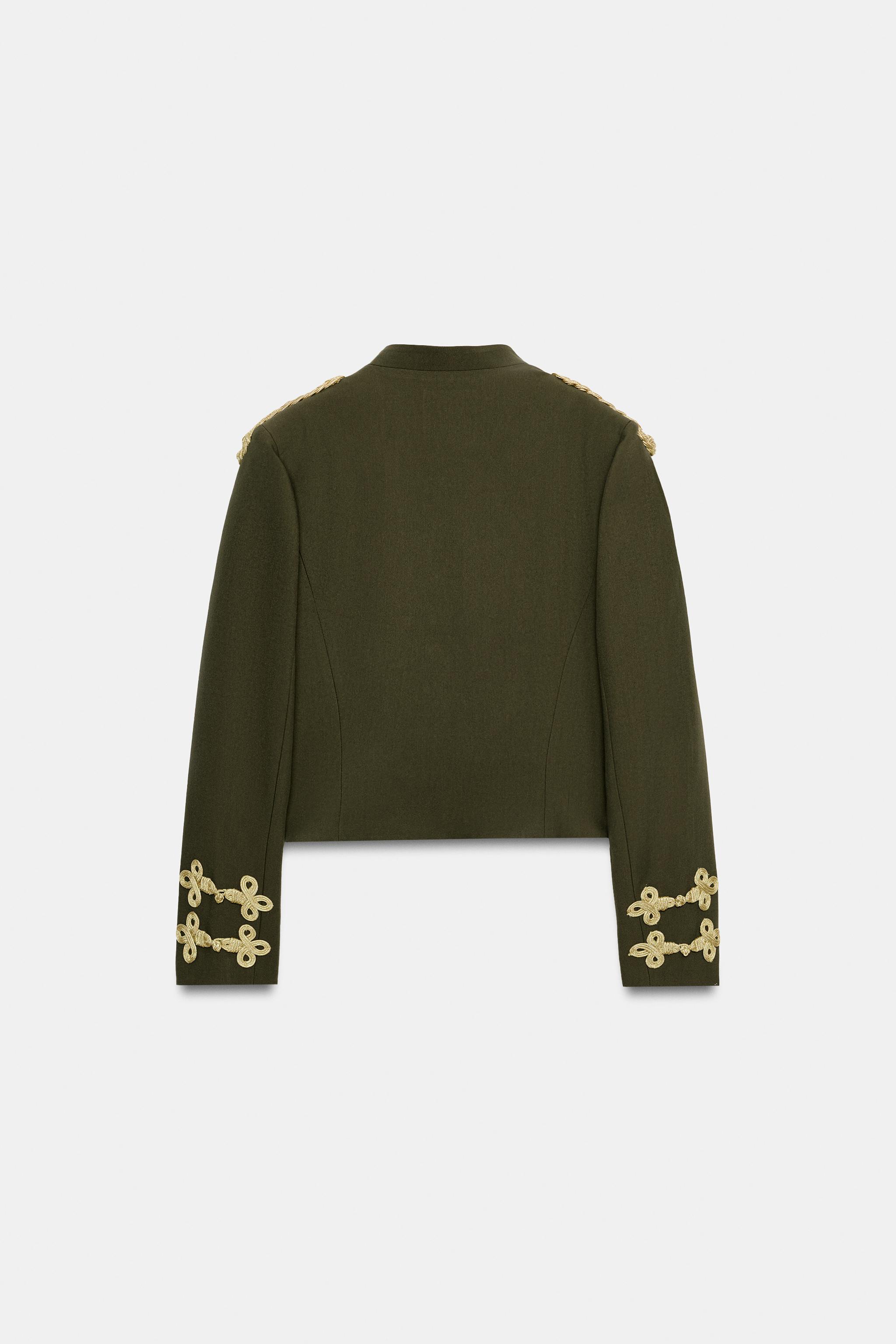 VESTE À BRANDEBOURGS ET BOUTONS